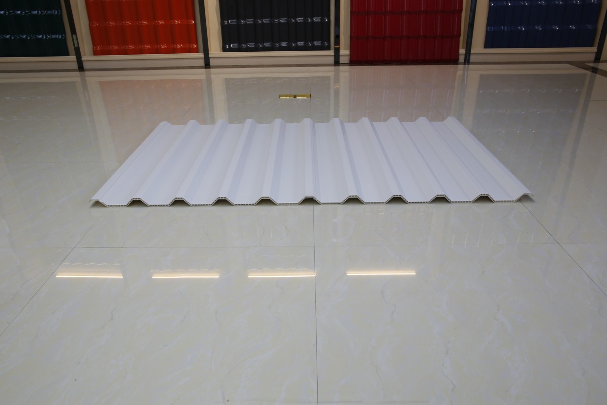Tuile de toit en pvc à résistance thermique de revêtement mural/feuille de toit thermo creuse en plastique pvc pour l'industrie